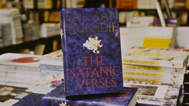 کتاب آیات شیطانی در چه موردی است؟